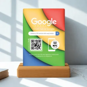 Kolorowy prezenter Google z kodem QR i NFC na tle światła dziennego