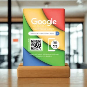 Prezenter opinii Google NFC QR na tle dużych przeszkleń w biurze
