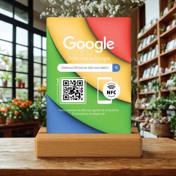 Kolorowy stojak Google NFC QR ustawiony w otoczeniu roślin i książek