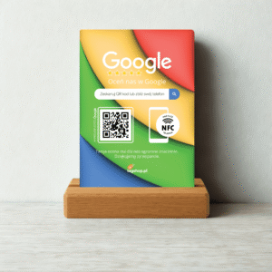 Kolorowy prezenter do opinii Google z NFC i QR na drewnianej powierzchni w ciepłym świetle