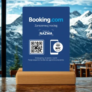 Prezenter Booking.com z NFC QR na tle gór