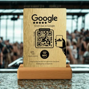 Złoty prezenter Google na stoliku w restauracji – światło i klimat
