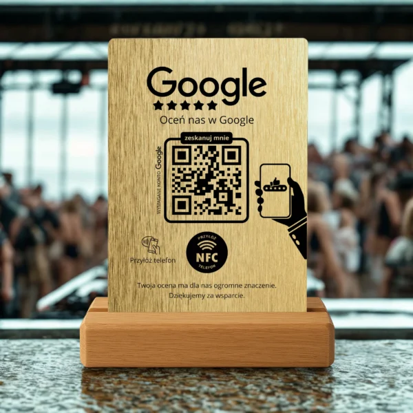 Złoty prezenter Google na stoliku w restauracji – światło i klimat