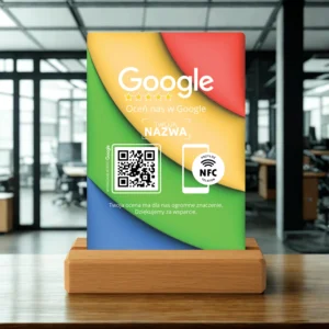 Prezenter NFC i QR do opinii w jasnym wnętrzu biura