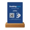 Personalizowany prezenter Booking.com z NFC i kodem QR na dębowej podstawce
