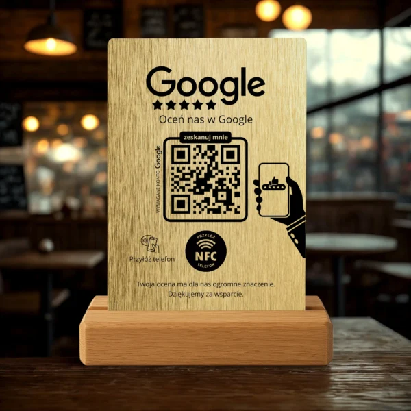 Stojak Google NFC QR w złotej wersji w otoczeniu biura lub salonu