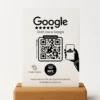 Biały prezenter do opinii Google z czarnym nadrukiem, kodem QR i NFC w dębowej podstawce