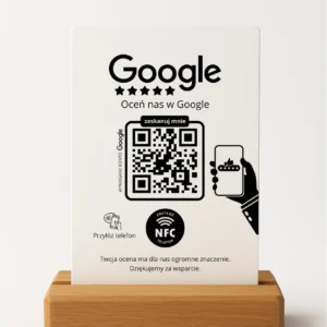 Biały prezenter do opinii Google z czarnym nadrukiem, kodem QR i NFC w dębowej podstawce