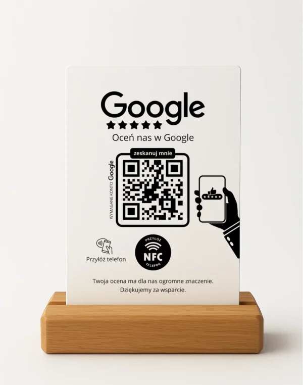 Biały prezenter do opinii Google z czarnym nadrukiem, kodem QR i NFC w dębowej podstawce