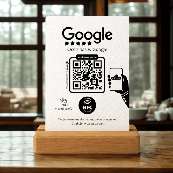 Stojak do opinii Google – NFC i QR – wersja Biały Brokat w eleganckim wnętrzu