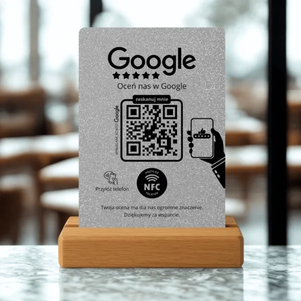 Stojak do opinii Google – srebrny brokat – ekspozycja na stoliku w lokalu