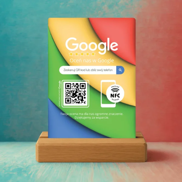 Kolorowy stojak do zbierania opinii Google – NFC i QR na tle ściany