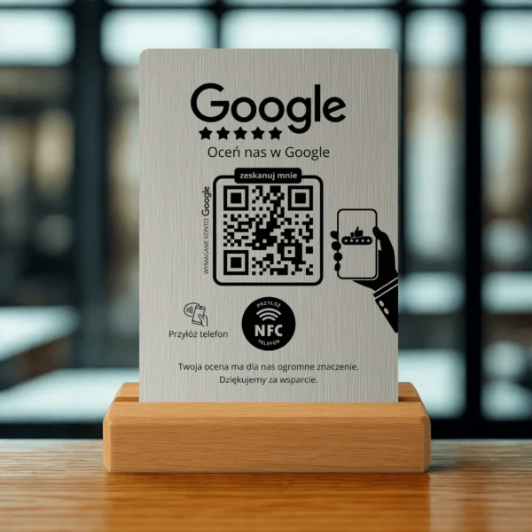 Zbliżenie stojaka z kodem QR i NFC w kolorze srebrnym na tle restauracji