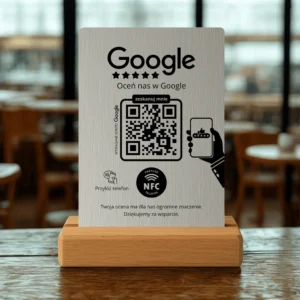 Stojak do opinii Google z NFC i kodem QR – wersja Szczotkowane Srebro, na tle wnętrza lokalu