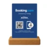 Stojak Booking.com – granatowa tabliczka i dębowa podstawka