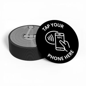 Czarny tag NFC „Tap Your Phone Here” – antymetalowy, 25 mm, NTAG213