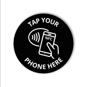 Czarny tag NFC „Tap Your Phone Here” – antymetalowy, widok z przodu