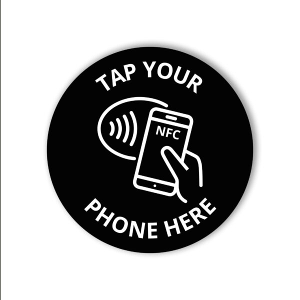Czarny tag NFC „Tap Your Phone Here” – antymetalowy, widok z przodu