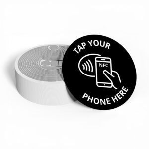 Czarny tag NFC „Tap Your Phone Here” – samoprzylepny, NTAG213, 25 mm