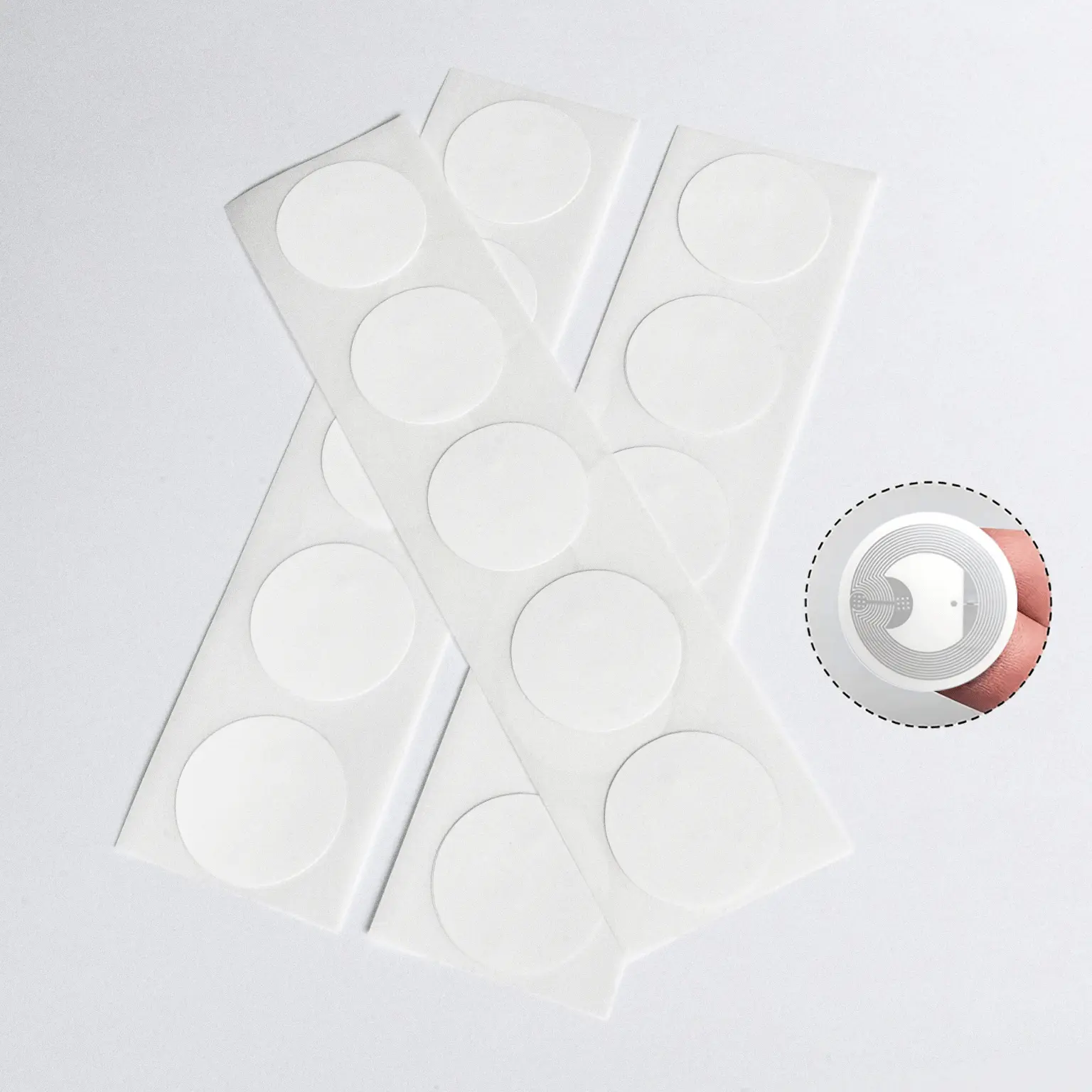 Tagi NFC samoprzylepne – białe i czarne, gładkie, bez ferrytu