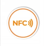 Biała okrągła naklejka NFC z pomarańczowym napisem NTAG215