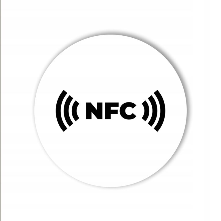 Biała okrągła naklejka z czarnym napisem i symbolem NFC