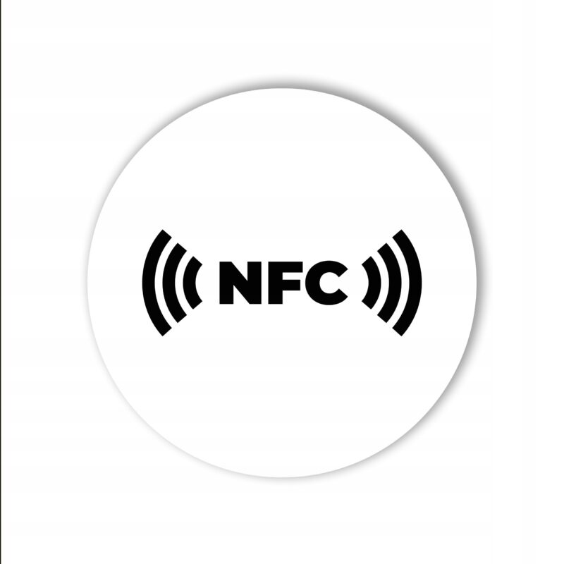 Biała okrągła naklejka z czarnym napisem i symbolem NFC