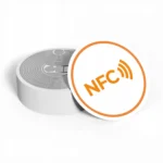 Biała naklejka NFC z pomarańczowym napisem i widoczną anteną