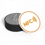 Naklejka NFC antymetal NTAG215 25 mm biała z pomarańczowym napisem