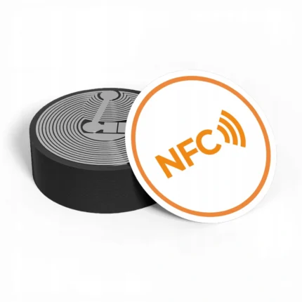 Naklejka NFC antymetal NTAG215 25 mm biała z pomarańczowym napisem