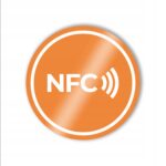 Biały napis i symbol NFC na pomarańczowej naklejce 25 mm