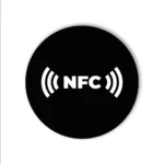 Czarna okrągła naklejka z białym napisem i symbolem NFC