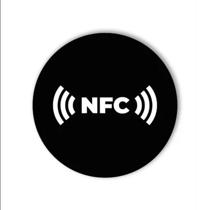 Czarna okrągła naklejka z białym napisem i symbolem NFC