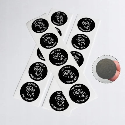 Czarne naklejki NFC Tap Your Phone Here antymetal na paskach
