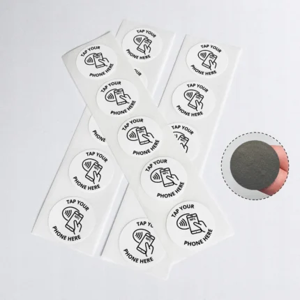 Białe naklejki NFC Tap Your Phone Here antymetal NTAG215 25 mm w zestawie