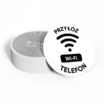 Okrągła naklejka NFC WiFi biała z napisem „Przyłóż telefon”