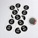 Czarne naklejki NFC Przyłóż telefon antymetal NTAG215 25 mm na paskach