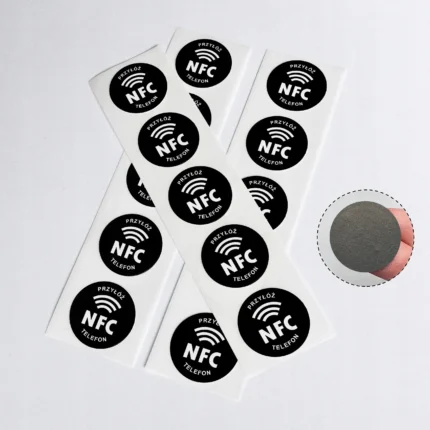 Czarne naklejki NFC Przyłóż telefon antymetal NTAG215 25 mm na paskach