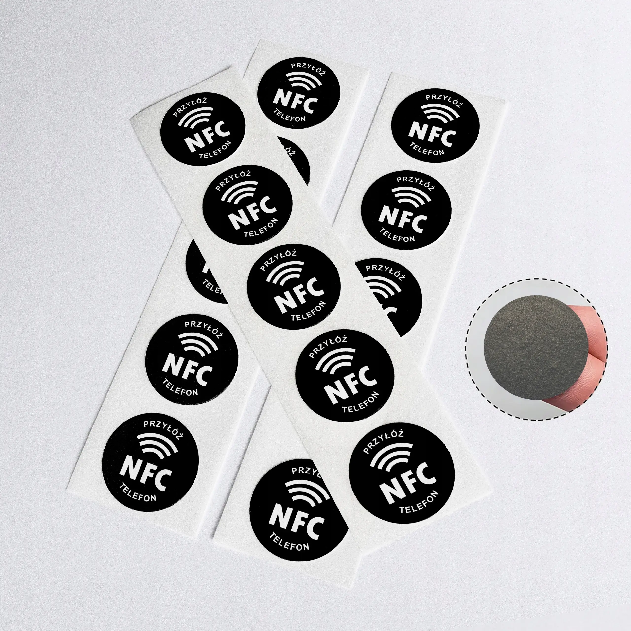 Naklejki NFC Przyłóż telefon antymetal – zestaw na paskach Czarne naklejki NFC Przyłóż telefon antymetal NTAG215 25 mm na paskach