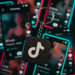 Logo TikTok na czarnym breloku NFC