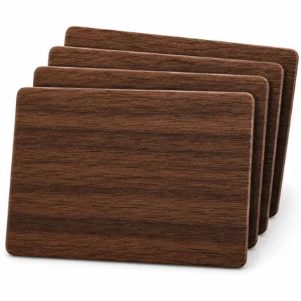 Stos drewnianych kart NFC Black Walnut ułożonych warstwowo